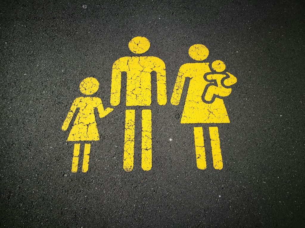 Symbole in gelb, die eine Familie darstellen